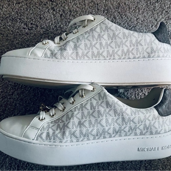 Michael Kors Cream & White Sneakers Classic Design - Picture 2 of 6